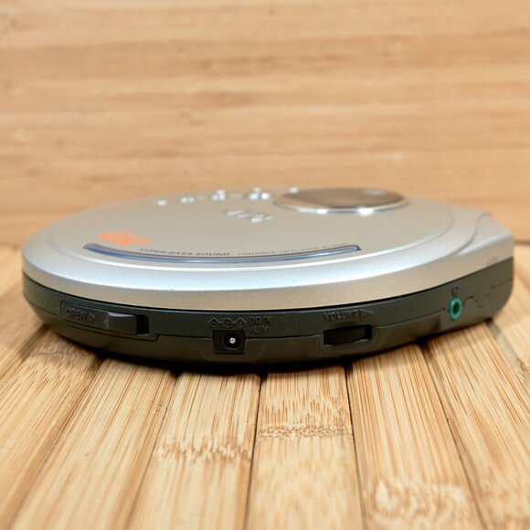 JVC XL-PG37 Personal CD Player, with 45 Seconds of Anti-Shock Protection - Picture 3 of 6